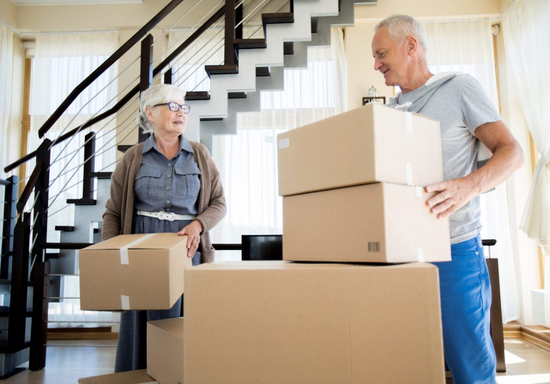 senior-couple-moving-house-SDZKU34-2048x1365